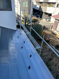 川崎市にて屋根修理〈コロアニアルからしおさいへのカバー工法〉 施工後